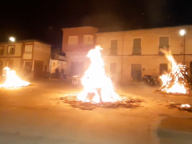 El 25 de noviembre es la fecha en que la iglesia recuerda la memoria de la mártir cristiana Santa Catalina de Alejandría, que sufrió el martirio allá por el siglo IV. Especial veneración se la profesa en la villa toledana de El Puente del Arzobispo. Cada año los puenteños cumplen con la tradición de honrar a su patrona el 24 y el 25 de noviembre. Si hay algo por lo que sobresale esta fiesta es por la costumbre de encender enormes hogueras en la tarde-noche de la víspera de la Santa, a las que denominan “chozos”. A las siete de la tarde, el párroco desde el campanario lleva a cabo un volteo festivo de campanas que supone el aviso para que todos y cada uno de los chozos sean encendidos. Los Chozos de Santa Catalina - Puente del Arzobispo